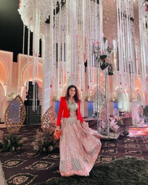 Sonal Aggarwal Instagram - Lehengas and blazers are a match made in fashion heaven! Especially for these gorgeous, grand winter weddings ❤️❤️❤️
#Baraati
.
.
Outfit: @kkaanchadvanielabel 
Necklace: @rubans.in 
.
#pinkpeppercorn #stylewithsonal #lehengalove #indianweddingstyle