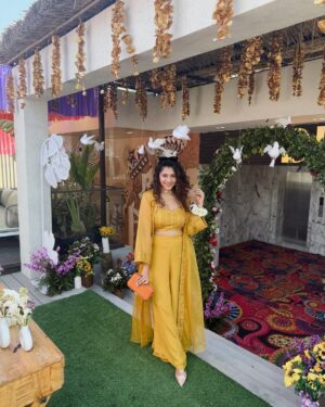 Sonal Aggarwal Instagram - Feeling those Haldi vibes 💛
.
Outfit: @asopalav 
Jewellery: @allme.designs 
.
.
#pinkpeppercorn #haldioutfit #stylewithsonal #indianwedding