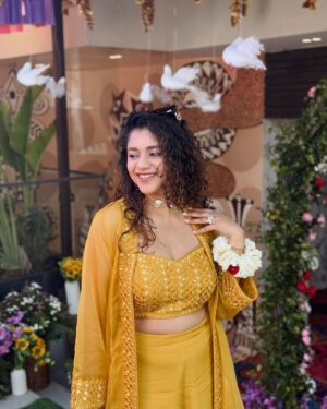 Sonal Aggarwal Instagram - Feeling those Haldi vibes 💛
.
Outfit: @asopalav 
Jewellery: @allme.designs 
.
.
#pinkpeppercorn #haldioutfit #stylewithsonal #indianwedding