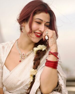 Sonarika Bhadoria Instagram - 🦢✨

Saree @jarierabanaras