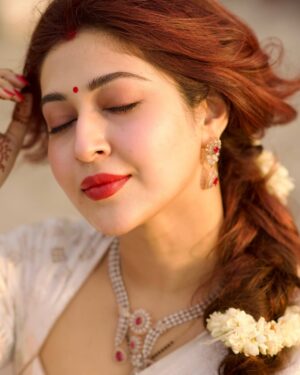Sonarika Bhadoria Instagram - 🦢✨

Saree @jarierabanaras