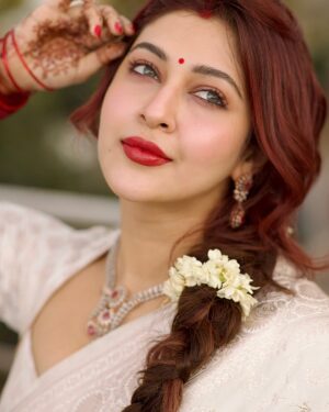Sonarika Bhadoria Instagram - 🦢✨

Saree @jarierabanaras