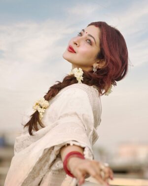 Sonarika Bhadoria Instagram - 🦢✨

Saree @jarierabanaras