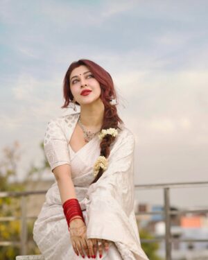 Sonarika Bhadoria Instagram - 🦢✨

Saree @jarierabanaras