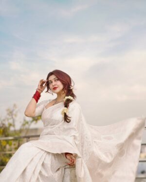 Sonarika Bhadoria Instagram - 🦢✨

Saree @jarierabanaras
