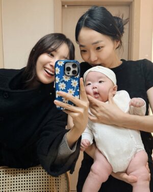 Song Ji-eun Instagram - 엔돌핀 모임의 첫 조카🥹🤍
오래도록 기억하고 싶은 순간이네
봐도 봐도 너무너무너무 예쁘다아아아…😍🫠❤️
축복해 아가야👼🏻🩵🫧🫶🏻