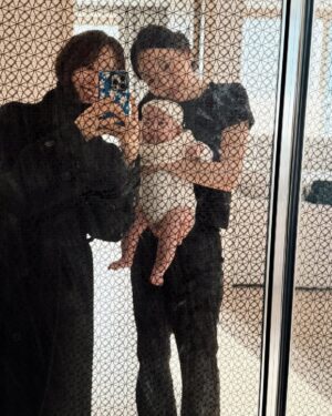 Song Ji-eun Instagram - 엔돌핀 모임의 첫 조카🥹🤍
오래도록 기억하고 싶은 순간이네
봐도 봐도 너무너무너무 예쁘다아아아…😍🫠❤️
축복해 아가야👼🏻🩵🫧🫶🏻