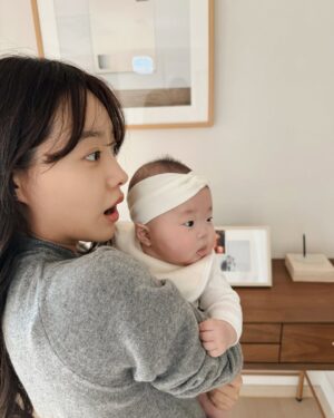 Song Ji-eun Instagram - 엔돌핀 모임의 첫 조카🥹🤍
오래도록 기억하고 싶은 순간이네
봐도 봐도 너무너무너무 예쁘다아아아…😍🫠❤️
축복해 아가야👼🏻🩵🫧🫶🏻