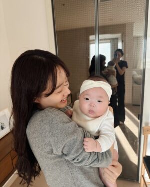 Song Ji-eun Instagram - 엔돌핀 모임의 첫 조카🥹🤍
오래도록 기억하고 싶은 순간이네
봐도 봐도 너무너무너무 예쁘다아아아…😍🫠❤️
축복해 아가야👼🏻🩵🫧🫶🏻