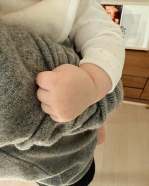 Song Ji-eun Instagram - 엔돌핀 모임의 첫 조카🥹🤍
오래도록 기억하고 싶은 순간이네
봐도 봐도 너무너무너무 예쁘다아아아…😍🫠❤️
축복해 아가야👼🏻🩵🫧🫶🏻