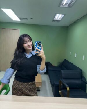 Song Ji-eun Instagram - <새롭게하소서> 녹화날🙌🏻
이 대기실에서 녹화 준비를 한지도 어느덧 5년째네요🤍

하나님의 일을 하고 싶었던 저는 
이 자리에 MC로 앉아 있는 것이 하나님을 돕는 일이라고 생각했는데 그게 아니었더라고요. 
하나님은 수시로 흔들리는 연약한 믿음을 가지고 있던 제가 단단하게 살아갈 수 있도록, 수많은 성도님들의 삶을 선하게 인도하신 하나님의 이야기를 가까운 곳에서 듣게 하시며 저의 믿음을 돕고 계셨습니다. 삶의 곳곳에 계셨던 예수님 감사해요🫶🏻🤍

그들이 묻되 우리가 어떻게 하여야 하나님의 일을 하오리이까 예수께서 대답하여 이르시되 하나님께서 보내신 이를 믿는 것이 하나님의 일이니라 하시니 요한복음 6:28-29📖
 
요즘 시간이 참 빠르다는 생각이 들곤 합니다.
5년 뒤의 저는 또 어떤 고백을 하고 있을지 모르겠어요.
기쁨에 겨운 순간도, 슬픔의 골짜기를 지날 때도 있겠지만
나보다 나를 더 잘 아시는 하나님께 내 인생의 방향키를 맡겨 드리고 신나게 항해하고 싶어요. 그리고 모두의 여정이 그러길 바라요🌊🩵🙏🏻 
오늘도 우리, 신나는 여행을 떠나봅시다⛵️