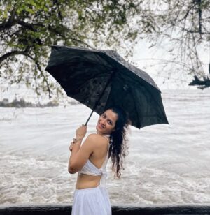 Sonia Balani Instagram - Goa and Monsoons ❤️

1) No handsome hunks in sight😢 

2) But the weather’s got great abs 😻🌳 🌧️