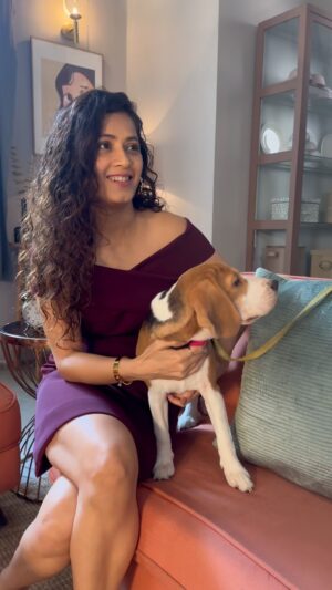 Sonia Balani Instagram - With the cutest Co-actor ever🐶❤️🤩

#woofwoof 
#adshoot 
#❤️