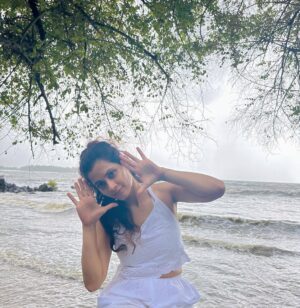 Sonia Balani Instagram - Goa and Monsoons ❤️

1) No handsome hunks in sight😢 

2) But the weather’s got great abs 😻🌳 🌧️