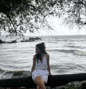 Sonia Balani Instagram - Goa and Monsoons ❤️

1) No handsome hunks in sight😢 

2) But the weather’s got great abs 😻🌳 🌧️