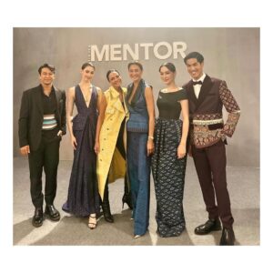 Sonia Couling Instagram - We have come to the end of the show @thenewmentorofficial and what an experience: such an honor and lots of fun to have been a judge in the show. Thanks to @huoggiangggg for having me and congrats on a great production and success💋. Thanks to the team and everyone involved. Kisses to @metinee for the cross country organization ❤️
Big congrats to the winner 🏆. Everyone worked so hard. Well done to all the girls. 

Hair: @m1616m 
Make Up: @nontapat 
Outfit: @asavagroup @polpatasava 🥰