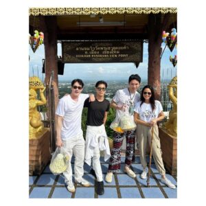 Sonia Couling Instagram - สำเร็จไปอีกหนึ่งทริป…. อิ่มบุญ, ขึ้นวัดไปแก้บน, เบื้องหลังกว่าจะถึงจุดนั้น… วุ่นวายสนุกสนานกันมากค่ะ 555 ขอบคุณเพื่อนทุกคนที่มาร่วมสนุก และทำบุญร่วมกัน… 🥰❤️
We did it!!! 
#socialwarrior #อิ่มบุญสุดๆ #temples #friendship #laughter #AirAsiaXTheSocialWarrior #flyairasia