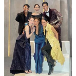 Sonia Couling Instagram - We have come to the end of the show @thenewmentorofficial and what an experience: such an honor and lots of fun to have been a judge in the show. Thanks to @huoggiangggg for having me and congrats on a great production and success💋. Thanks to the team and everyone involved. Kisses to @metinee for the cross country organization ❤️
Big congrats to the winner 🏆. Everyone worked so hard. Well done to all the girls. 

Hair: @m1616m 
Make Up: @nontapat 
Outfit: @asavagroup @polpatasava 🥰