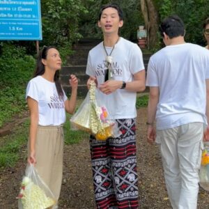 Sonia Couling Instagram - สำเร็จไปอีกหนึ่งทริป…. อิ่มบุญ, ขึ้นวัดไปแก้บน, เบื้องหลังกว่าจะถึงจุดนั้น… วุ่นวายสนุกสนานกันมากค่ะ 555 ขอบคุณเพื่อนทุกคนที่มาร่วมสนุก และทำบุญร่วมกัน… 🥰❤️
We did it!!! 
#socialwarrior #อิ่มบุญสุดๆ #temples #friendship #laughter #AirAsiaXTheSocialWarrior #flyairasia
