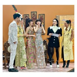 Sonia Couling Instagram - We have come to the end of the show @thenewmentorofficial and what an experience: such an honor and lots of fun to have been a judge in the show. Thanks to @huoggiangggg for having me and congrats on a great production and success💋. Thanks to the team and everyone involved. Kisses to @metinee for the cross country organization ❤️
Big congrats to the winner 🏆. Everyone worked so hard. Well done to all the girls. 

Hair: @m1616m 
Make Up: @nontapat 
Outfit: @asavagroup @polpatasava 🥰