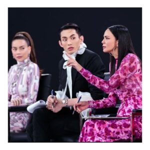 Sonia Couling Instagram - Well this episode of @thenewmentorofficial was fun. Working with the dramatic @dj_matoom and judging this cover shoot for @lofficielvietnamofficial and @bulgari. Big congrats to the winning cover on team @hongocha, it really portrayed high fashion and beautiful Vietnamese culture. ❤️ #superjudge #thenewmentor #lovemyjob #ilovevietnam #fashion 

Hair: @m1616m 
Make up: @golfmakeup 
Outfit: @narong_official