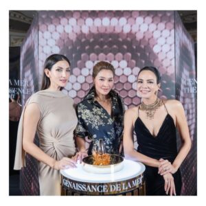 Sonia Couling Instagram - What an amazing dinner and evening with lovely friends. Thank u to @lamerthailandofficial for your hospitality. This serum is absolutely to die for. So good! 🥰 

Timeless. Ageless. Renewal. 

Genaissance de la Mer “The NEW Serum Essence” transforms your evening regimen to awaken agelessness.

#GenaissancedelaMer #LoveLaMer #LaMerThailand @LaMerThailandOfficial @Yaovie

Thanks to @pitchana_official for my gorgeous dress. 
Hair: @toomtamdc 
Make Up: @bankmakeup