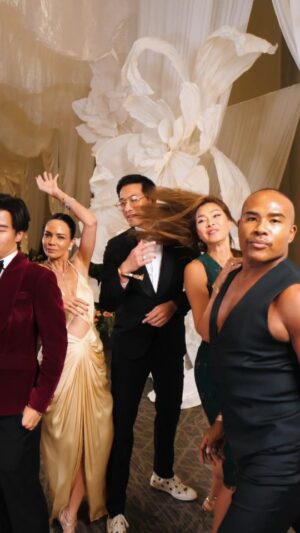 Sonia Couling Instagram - แย่งซีนกันสุดฤทธิ์ 😂🤣😅 Woody & Ote The Wedding 🤵‍♂️🤵 @otechab 💍💍 @woodytalk #wandolandoflove