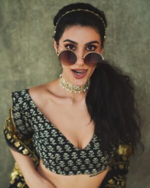Sonia Rathee Instagram - Let’s playyy 🌶️ which ones your favorite? 

Photo- @popmercy 
Styling - @pin_the_style 
Makeup @rubeena_jairu 
Hair @arbazshaikh6210 
Jewelry - @shlokjewels 
Outfit @samyakksarees