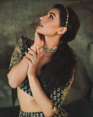 Sonia Rathee Instagram - Let’s playyy 🌶️ which ones your favorite? 

Photo- @popmercy 
Styling - @pin_the_style 
Makeup @rubeena_jairu 
Hair @arbazshaikh6210 
Jewelry - @shlokjewels 
Outfit @samyakksarees