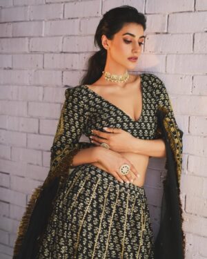 Sonia Rathee Instagram - Let’s playyy 🌶️ which ones your favorite? 

Photo- @popmercy 
Styling - @pin_the_style 
Makeup @rubeena_jairu 
Hair @arbazshaikh6210 
Jewelry - @shlokjewels 
Outfit @samyakksarees