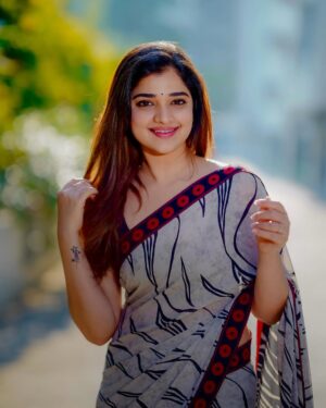 Soniya Suresh Instagram - 🖤🫧
PC : @kp_fotofactory 💯
.
.
.
.
#photo#photography#candid#nomakeup#sareeday