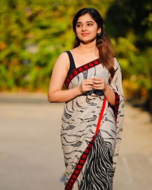 Soniya Suresh Instagram - 🖤🫧
PC : @kp_fotofactory 💯
.
.
.
.
#photo#photography#candid#nomakeup#sareeday