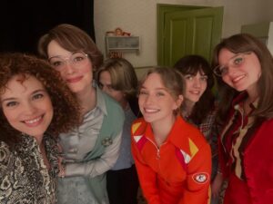Sonja Gerhardt Instagram - Watch out, Familie Schöllack kommt zurück! 
#kudamm77 

@sonjagerhardt @ehrlichmaria @claudiamichelsen @frau_hess @mariiiebecker @ufa_production @carlotta.zazie @micha_schreitel @mauricepehle