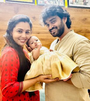 Sonu Gowda Instagram - Happy birthday @chandangowda18 

Happy anniversary @chandangowda18 @neharamakrishna 

U both are the best part of my life, can’t thank you enough for standing with me every second of my life 🤗❤️🤗❤️🤗. 

This lil one adds life to my life ❤️❤️

First birthday with this lil one brings so much of joy love everywhere around us 🧿❤️🧿❤️🧿❤️🧿