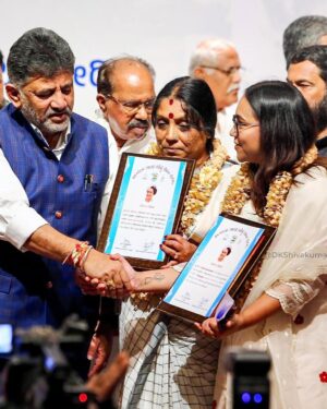 Sonu Venugopal Instagram - Thank you for the honour Karnataka Pradesh Congress Committee, Hon CM and DY CM and @sowmyareddy_official. 

A little bit of context - On the ocassion of Smt Indira Gandhi’s birth anniversary, KPCC chose to honour women from various fields (All doing some fantastic work) and I was one among them. As a comedian, I feel a bit awkward to be amongst these wonderful ladies who are working every single day to make this country a better one, but it also makes me realise my responsibility, to make someone’s day better and this wouldn’t have happened if you didn’t support me in my journey. 

So, to everyone who is reading this - THANK YOU!

📸 @sham.mov