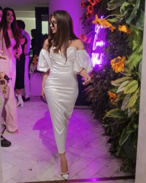 Sonya Hussyn Instagram - She wrote love with her smile and magic with her eyes. 
🌻 🍊💫

Laughing, adventuring, and making memories with my incredible squad. the moments that make life truly special!

Wearing my absolute favorite @sairanoorofficial 💜
Makeup @nabila_salon 
#throwback to my baby @ushnashah ‘s birthday 😚 love you ♾️ 
#sonyahussyn