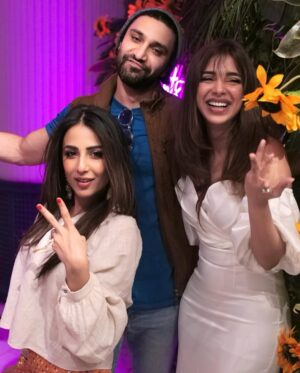 Sonya Hussyn Instagram - She wrote love with her smile and magic with her eyes. 
🌻 🍊💫

Laughing, adventuring, and making memories with my incredible squad. the moments that make life truly special!

Wearing my absolute favorite @sairanoorofficial 💜
Makeup @nabila_salon 
#throwback to my baby @ushnashah ‘s birthday 😚 love you ♾️ 
#sonyahussyn