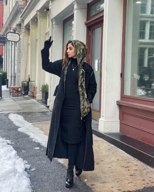 Sonya Hussyn Instagram - 🖤🦅❄️

  Cold hands, Warm Heart. ❌
 Warm Hands, Cold Heart…. ✔️💀

#sonyahussyn #newyork #nyc #potd #winterfashion 

#styleinspo