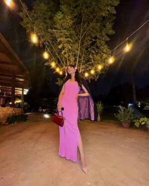 Sonya Hussyn Instagram - Pink and burgundy vibes! 💕🍇 
This combo is all the rage these days !!

STYLE ALERT 🚨 

.
.

My manshu’s birthday! @manshapasha 

.
Puchhe ye tu
Ki tujhmei main kya dekhta hoon
Jab chaaron taraf aaj kitne hi saare nazaarein hain !!! 😋💕
#sonyahussyn #girlsnightout #style #trending