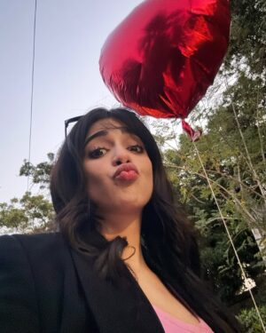 Sonya Hussyn Instagram - Pink and burgundy vibes! 💕🍇 
This combo is all the rage these days !!

STYLE ALERT 🚨 

.
.

My manshu’s birthday! @manshapasha 

.
Puchhe ye tu
Ki tujhmei main kya dekhta hoon
Jab chaaron taraf aaj kitne hi saare nazaarein hain !!! 😋💕
#sonyahussyn #girlsnightout #style #trending