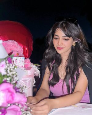 Sonya Hussyn Instagram - Pink and burgundy vibes! 💕🍇 
This combo is all the rage these days !!

STYLE ALERT 🚨 

.
.

My manshu’s birthday! @manshapasha 

.
Puchhe ye tu
Ki tujhmei main kya dekhta hoon
Jab chaaron taraf aaj kitne hi saare nazaarein hain !!! 😋💕
#sonyahussyn #girlsnightout #style #trending