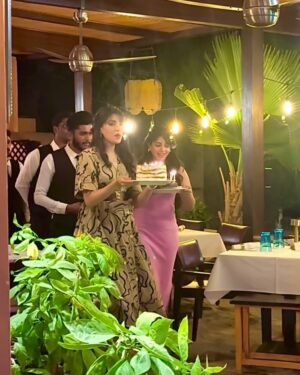 Sonya Hussyn Instagram - Pink and burgundy vibes! 💕🍇 
This combo is all the rage these days !!

STYLE ALERT 🚨 

.
.

My manshu’s birthday! @manshapasha 

.
Puchhe ye tu
Ki tujhmei main kya dekhta hoon
Jab chaaron taraf aaj kitne hi saare nazaarein hain !!! 😋💕
#sonyahussyn #girlsnightout #style #trending