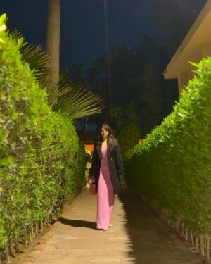 Sonya Hussyn Instagram - Pink and burgundy vibes! 💕🍇 
This combo is all the rage these days !!

STYLE ALERT 🚨 

.
.

My manshu’s birthday! @manshapasha 

.
Puchhe ye tu
Ki tujhmei main kya dekhta hoon
Jab chaaron taraf aaj kitne hi saare nazaarein hain !!! 😋💕
#sonyahussyn #girlsnightout #style #trending