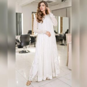 Sonya Hussyn Instagram - حُسن کارکردگی 

 @faizasaqlain 🦋
@nabila_salon lahore

#sonyahussyn #14august 🇵🇰