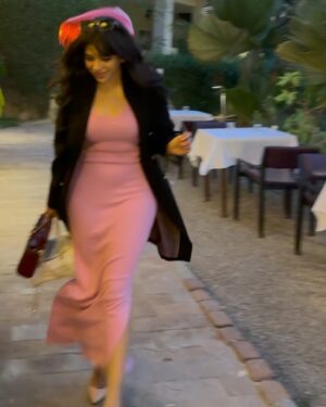 Sonya Hussyn Instagram - Pink and burgundy vibes! 💕🍇 
This combo is all the rage these days !!

STYLE ALERT 🚨 

.
.

My manshu’s birthday! @manshapasha 

.
Puchhe ye tu
Ki tujhmei main kya dekhta hoon
Jab chaaron taraf aaj kitne hi saare nazaarein hain !!! 😋💕
#sonyahussyn #girlsnightout #style #trending