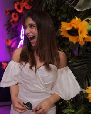 Sonya Hussyn Instagram - She wrote love with her smile and magic with her eyes. 
🌻 🍊💫

Laughing, adventuring, and making memories with my incredible squad. the moments that make life truly special!

Wearing my absolute favorite @sairanoorofficial 💜
Makeup @nabila_salon 
#throwback to my baby @ushnashah ‘s birthday 😚 love you ♾️ 
#sonyahussyn