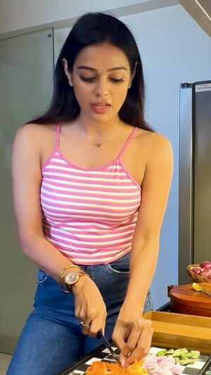 Sonyaa Ayodhya Instagram - I’m finally spilling all my secret healthy recipes I’ve been gatekeeping! 😅🥗✨ Head over to ‘TheSonyaaEdit’  on YouTube and subscribe — the full recipe is waiting for ya’ll there! 💚👩‍🍳 #HealthyEating #TheSonyaEdit #CleanEating #recipes #tofu #vegan #veganfood #plantbased #food #vegetarian #foodie #tofurecipes