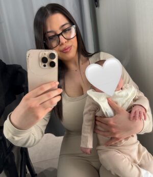 Sophia Grace Brownlee Instagram - quick feeding stop in the changing rooms 🐮

_

_

_

_

_

#mom#momlife#baby#babygirl#girl#momof2#newborn#babies