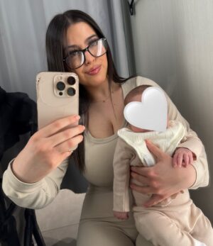 Sophia Grace Brownlee Instagram - quick feeding stop in the changing rooms 🐮

_

_

_

_

_

#mom#momlife#baby#babygirl#girl#momof2#newborn#babies
