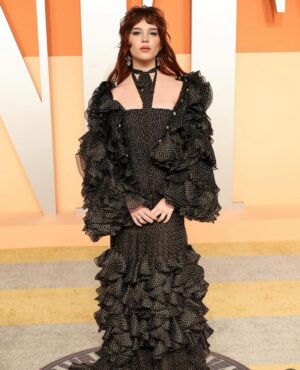 Sophie Thatcher Instagram - @vanityfair 🖤 @maisonvalentino @alessandro_michele 
styling @turnerturner 
makeup @rachelgoodwinmakeup 
hair @ericka_verrett @traceycunningham1